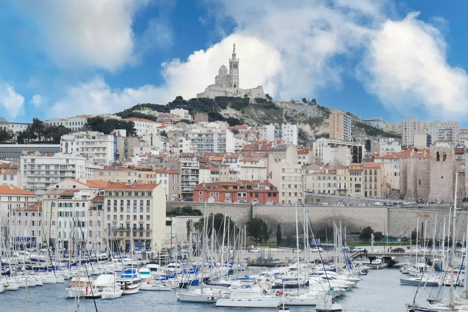 Le Vieux-Port de Marseille et la basilique Notre-Dame de la Garde