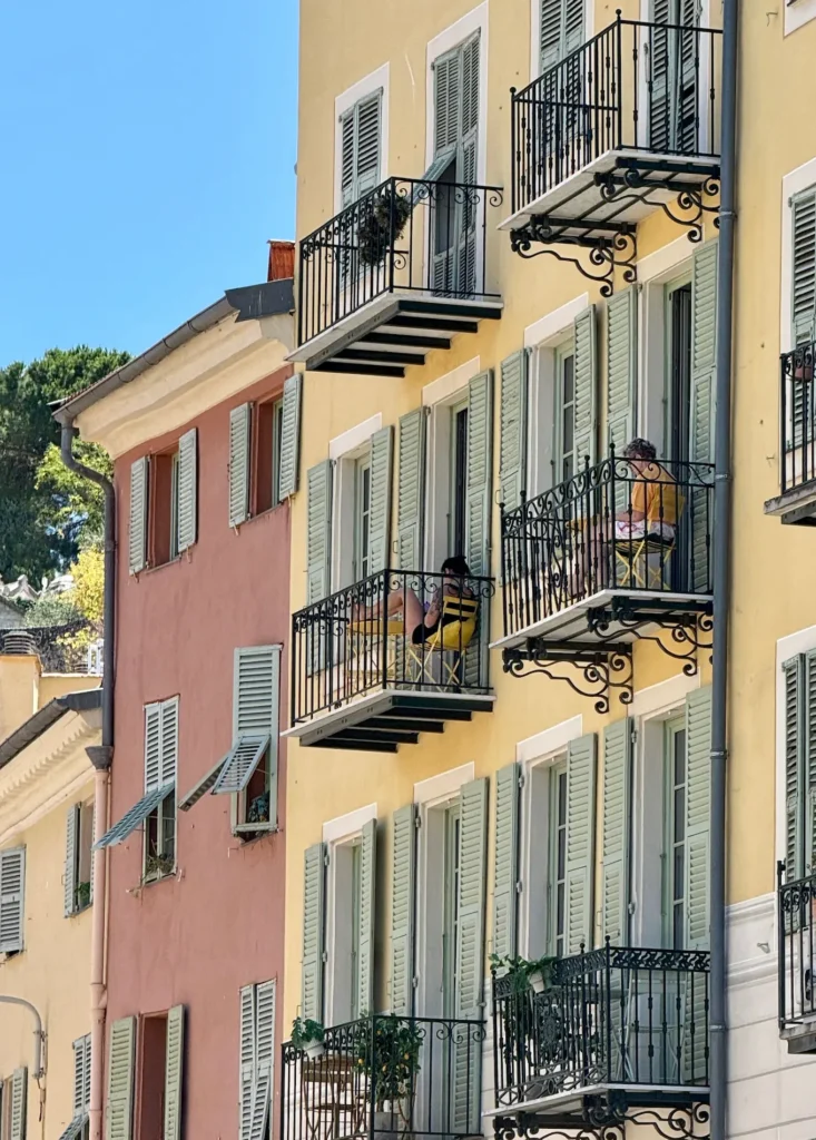 Façades pastel et balcons en fer forgé typiques de Nice