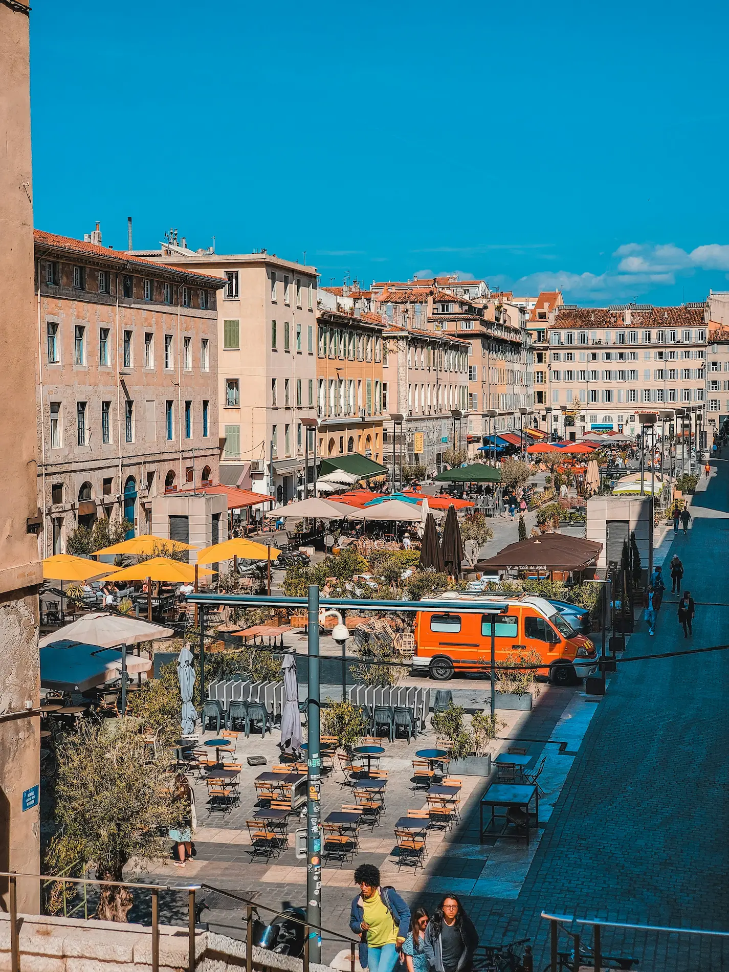 Place animée et terrasses au cœur de Marseille